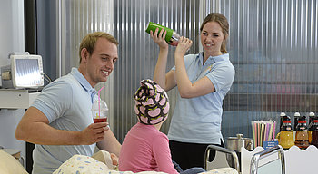 Vrijwilligers mixen cocktails voor jonge kankerpatiëntjes